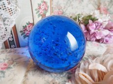 画像2: ガラス製ペーパーウェイト 青い気泡 (2)