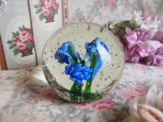 画像2: ガラス製ペーパーウェイト 透明気泡入り 青い花 (2)
