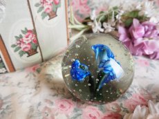 画像7: ガラス製ペーパーウェイト 透明気泡入り 青い花 (7)