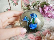 画像9: ガラス製ペーパーウェイト 透明気泡入り 青い花 (9)