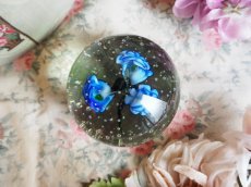 画像6: ガラス製ペーパーウェイト 透明気泡入り 青い花 (6)