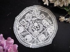 画像1: チュールに刺繍の小さな白いドイリー (1)