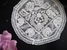 画像2: チュールに刺繍の小さな白いドイリー (2)