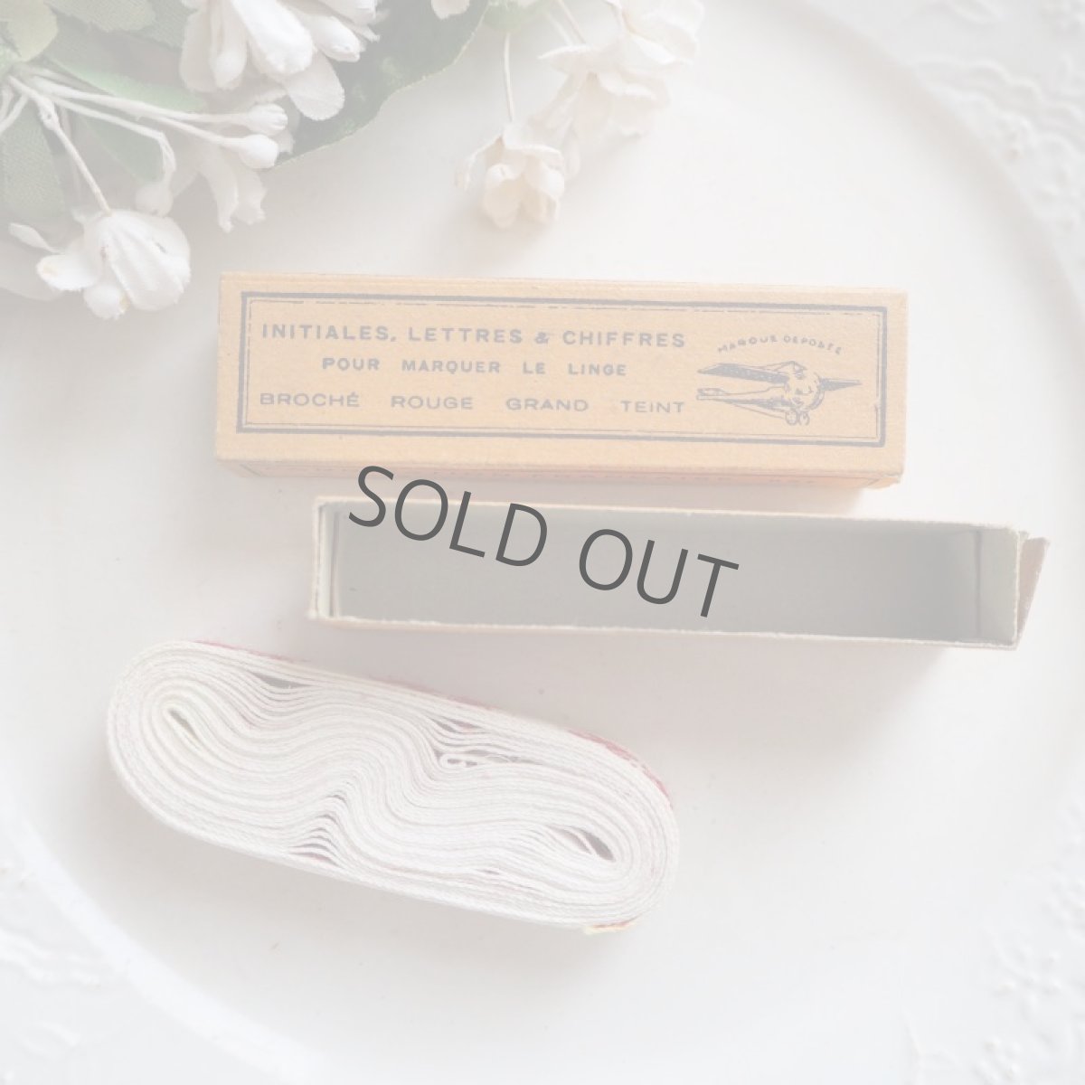 画像2: 箱入りモノグラムテープ/赤い刺繍 (2)