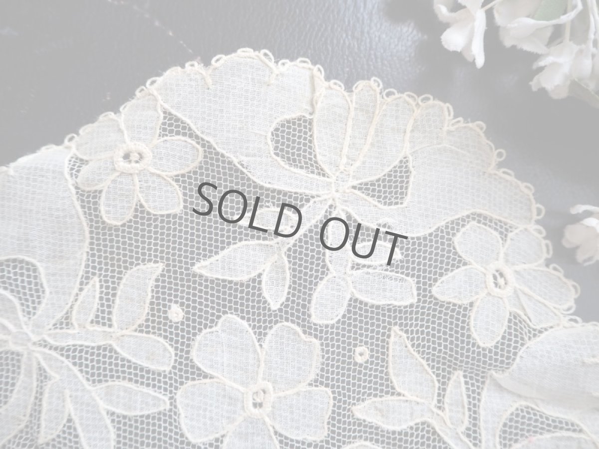 画像2: ネットチュールの花模様アップリケドイリーレース (2)