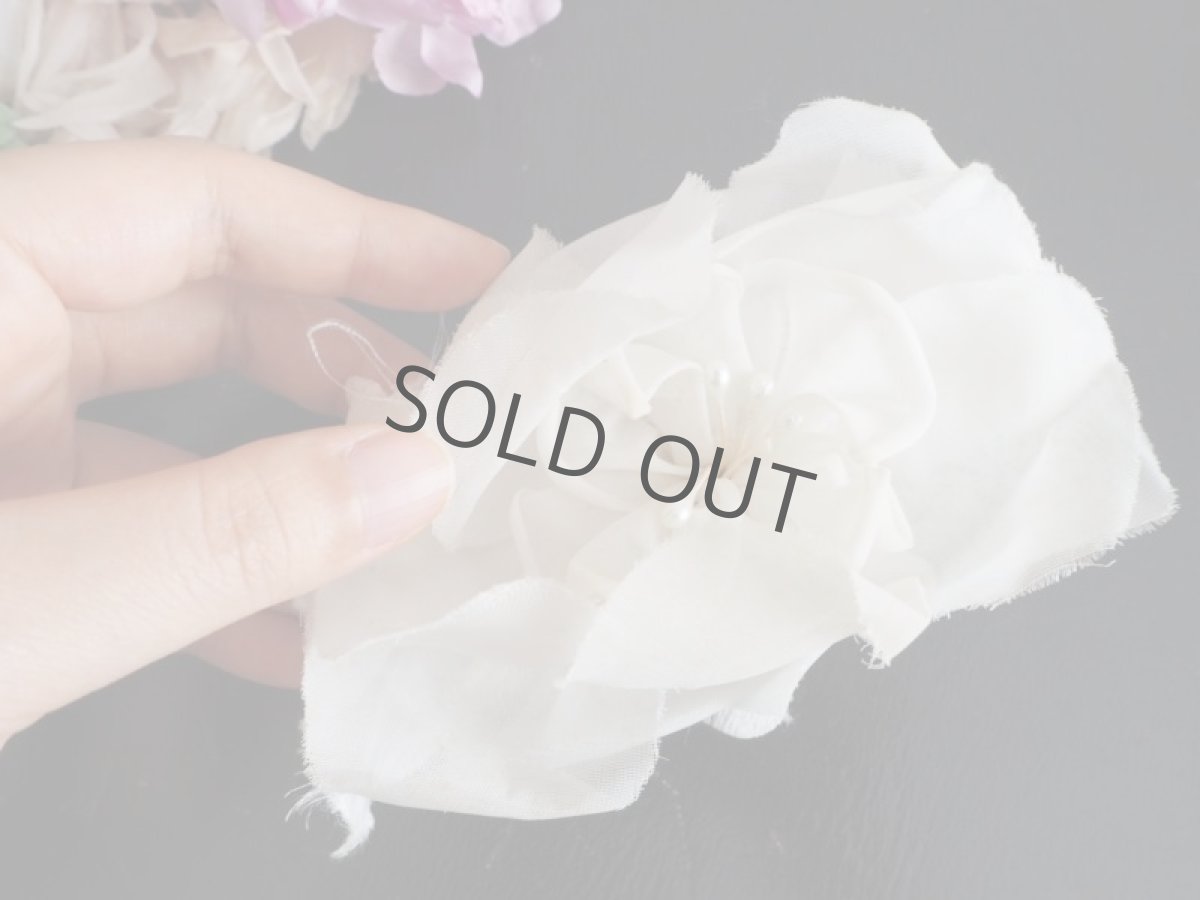 画像8: 白い薔薇布花のコサージュパーツ (8)