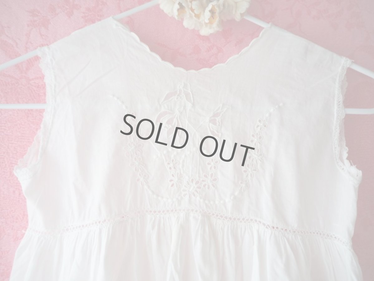 画像2: 手仕事ベビードレス/スミレの花の刺繍 (2)