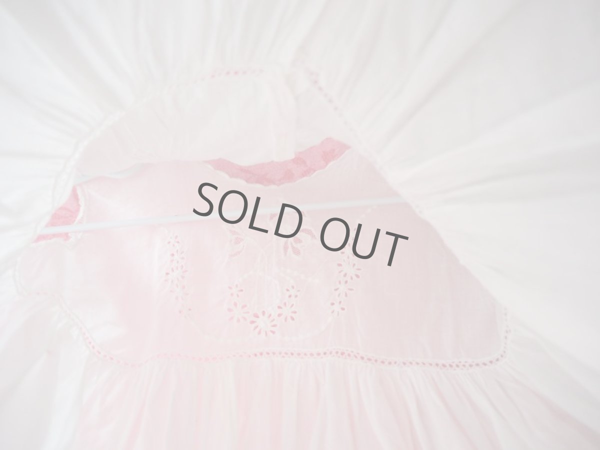 画像17: 手仕事ベビードレス/スミレの花の刺繍 (17)