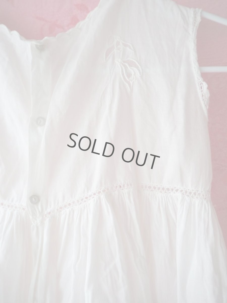 画像13: 手仕事ベビードレス/スミレの花の刺繍 (13)