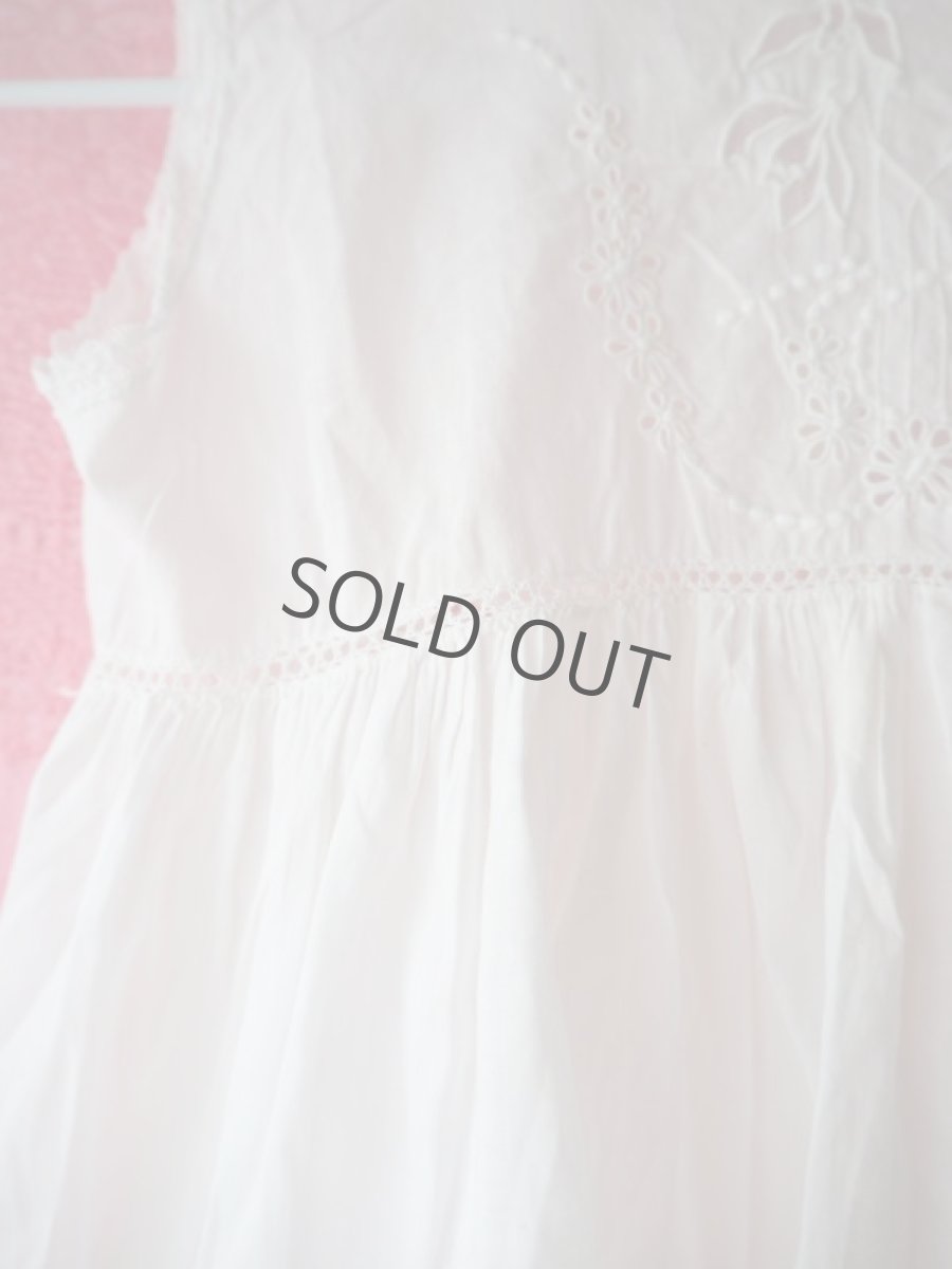 画像5: 手仕事ベビードレス/スミレの花の刺繍 (5)