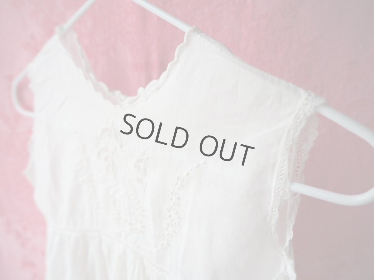 画像19: 手仕事ベビードレス/スミレの花の刺繍 (19)