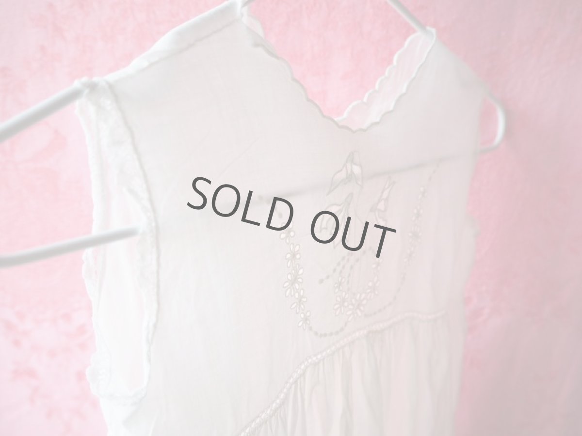 画像20: 手仕事ベビードレス/スミレの花の刺繍 (20)