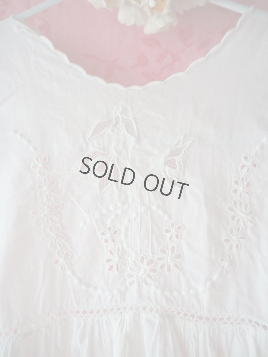 画像3: 手仕事ベビードレス/スミレの花の刺繍 (3)