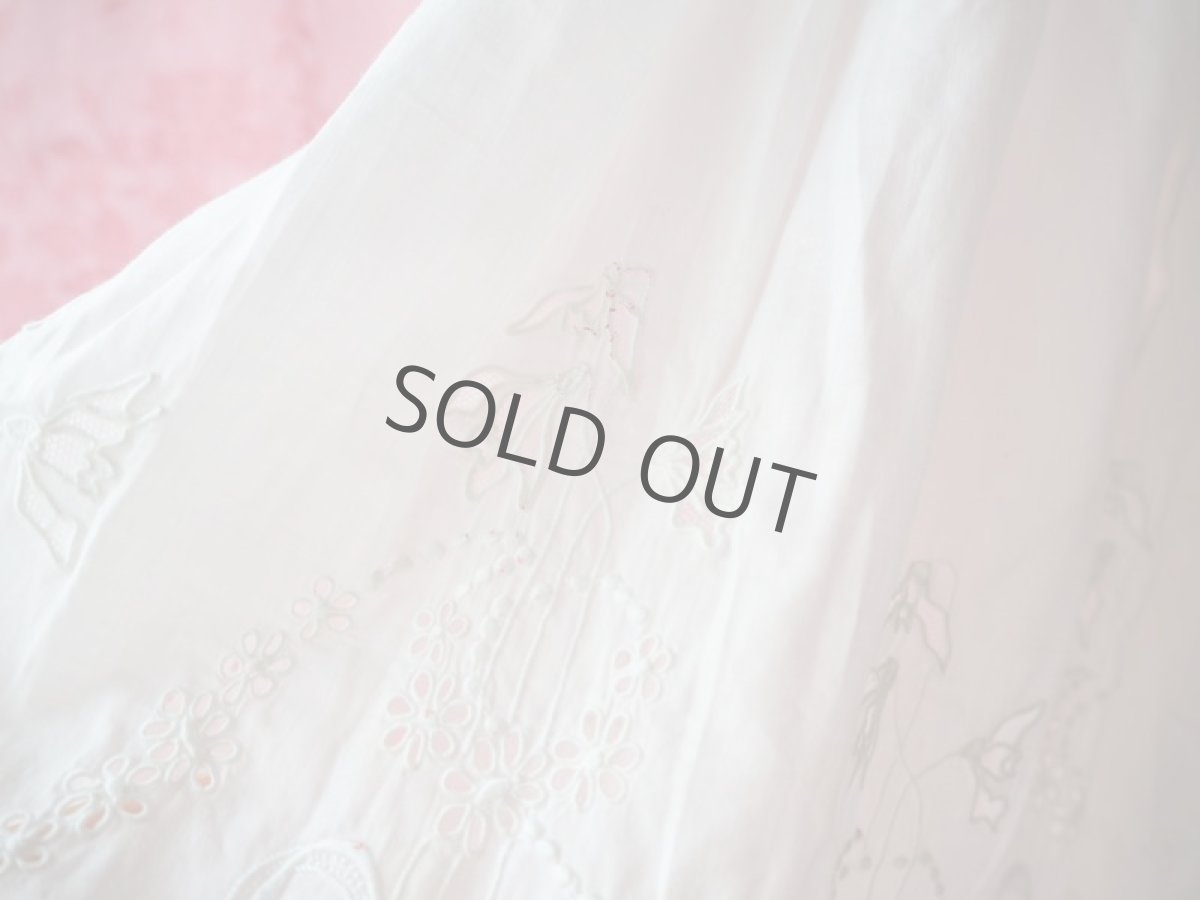 画像15: 手仕事ベビードレス/スミレの花の刺繍 (15)