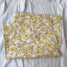 画像1: フィードサック/布/白地に黄色い花と鳥(1/2サイズ) (1)