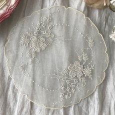 画像2: 小花とドット刺繍オーガンジーレースのドイリー (2)