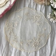 画像2: 薔薇の刺繍オーガンジーレースのドイリー (2)