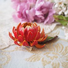 画像5: エナメル赤とオレンジ立体の花びらブローチ (5)