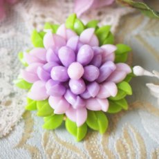 画像2: 薄紫色プラスチック製花のブローチ (2)