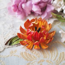 画像2: エナメル赤とオレンジ立体の花びらブローチ (2)