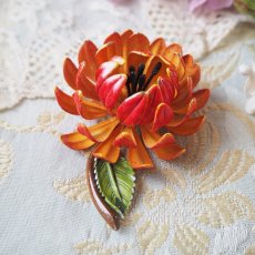 画像6: エナメル赤とオレンジ立体の花びらブローチ (6)