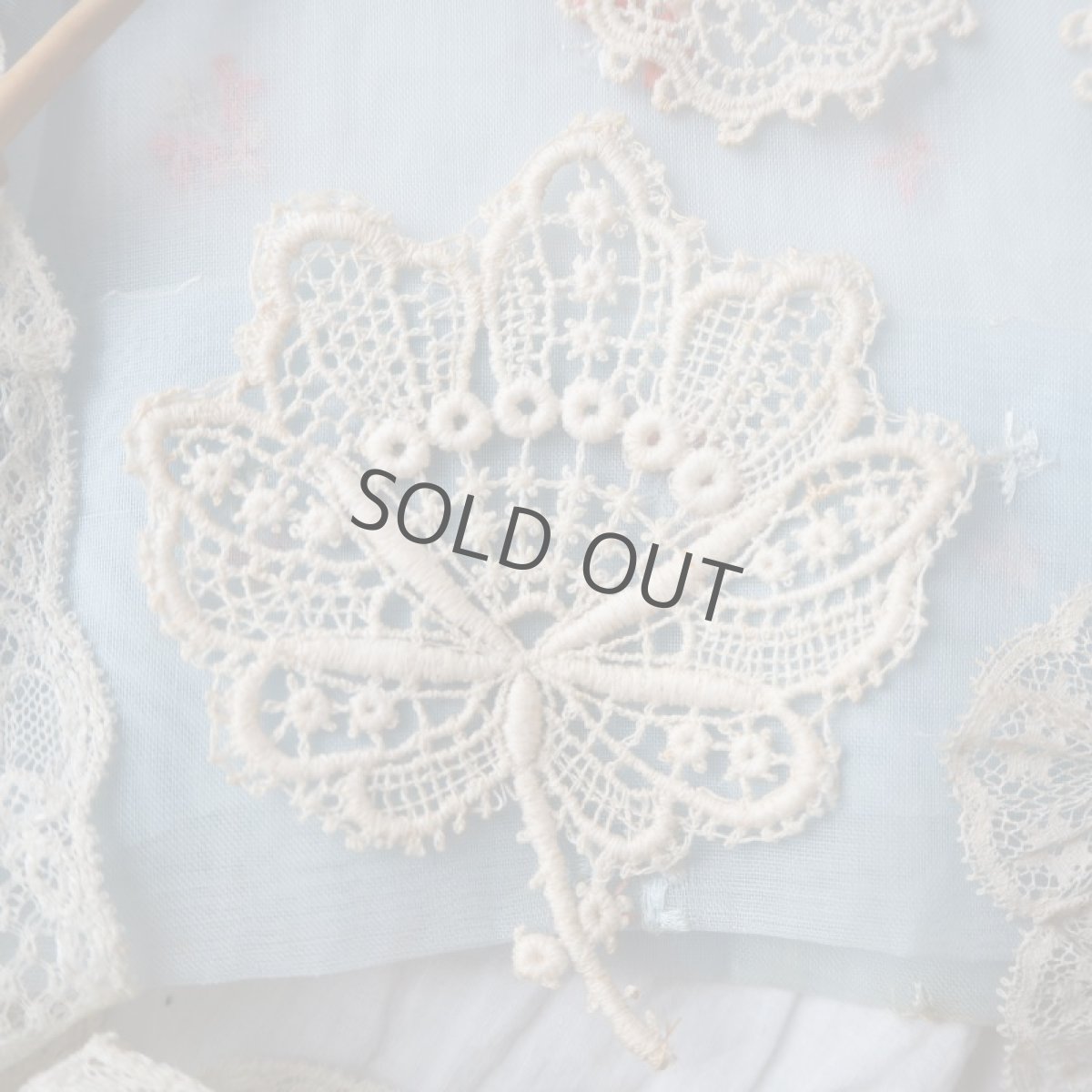 画像2: 繊細な手仕事モチーフ生成り色/3種類 (2)