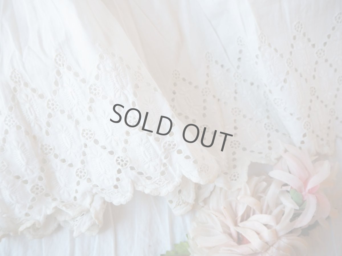 画像2: アイレットレース花とドット柄のハギレ/2枚 (2)