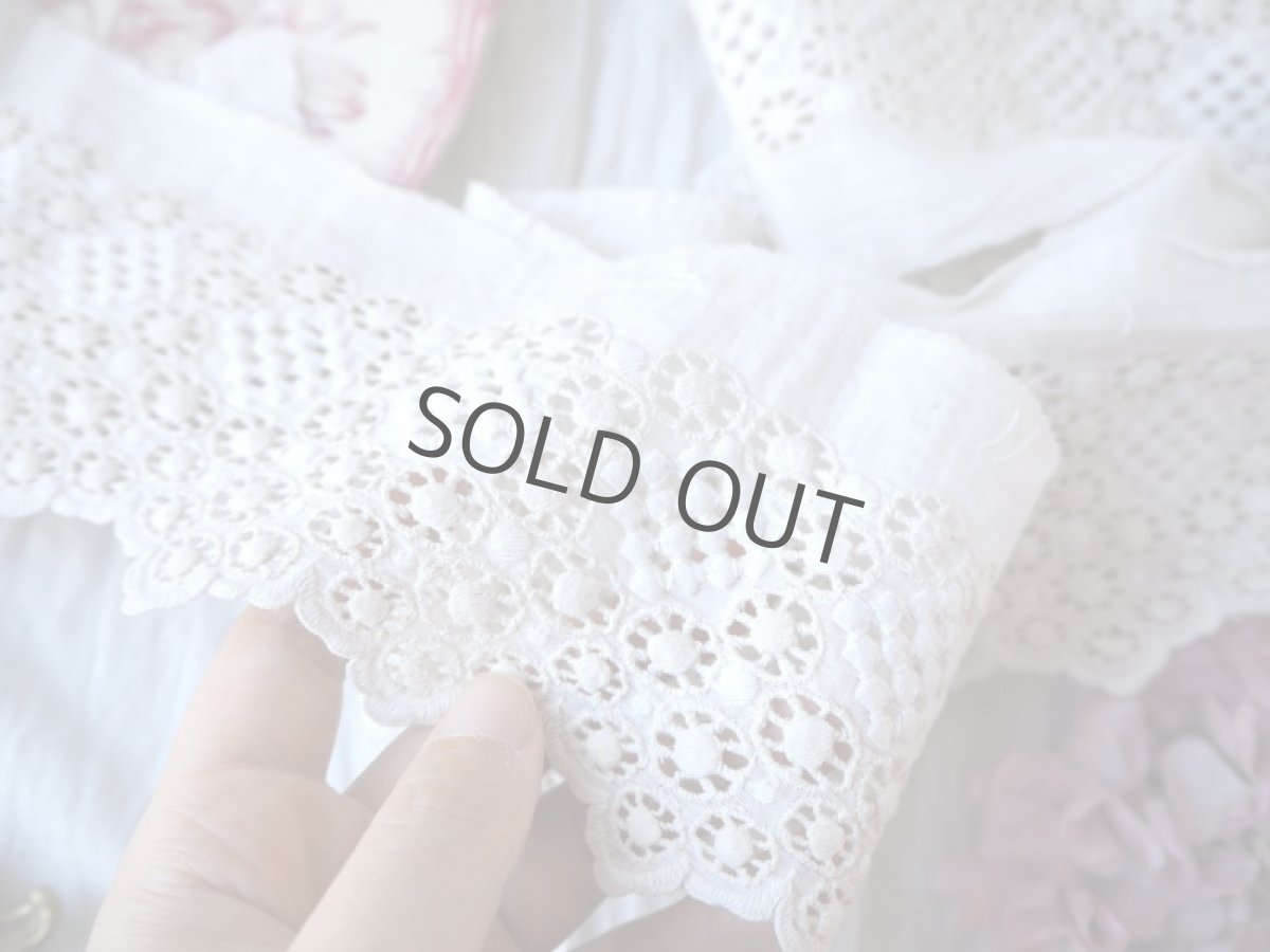 画像4: アイレットレース丸とドット柄の細かな手仕事 (4)