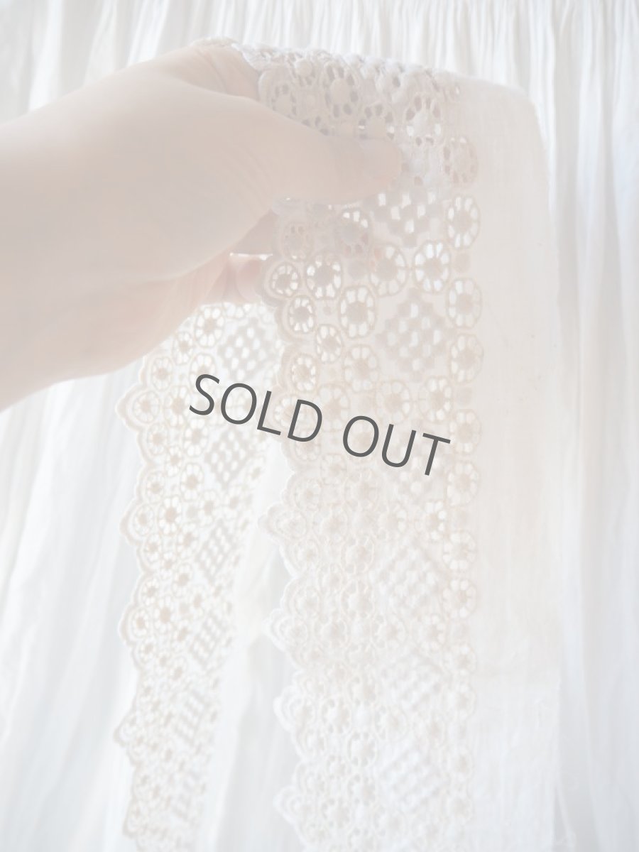 画像6: アイレットレース丸とドット柄の細かな手仕事 (6)