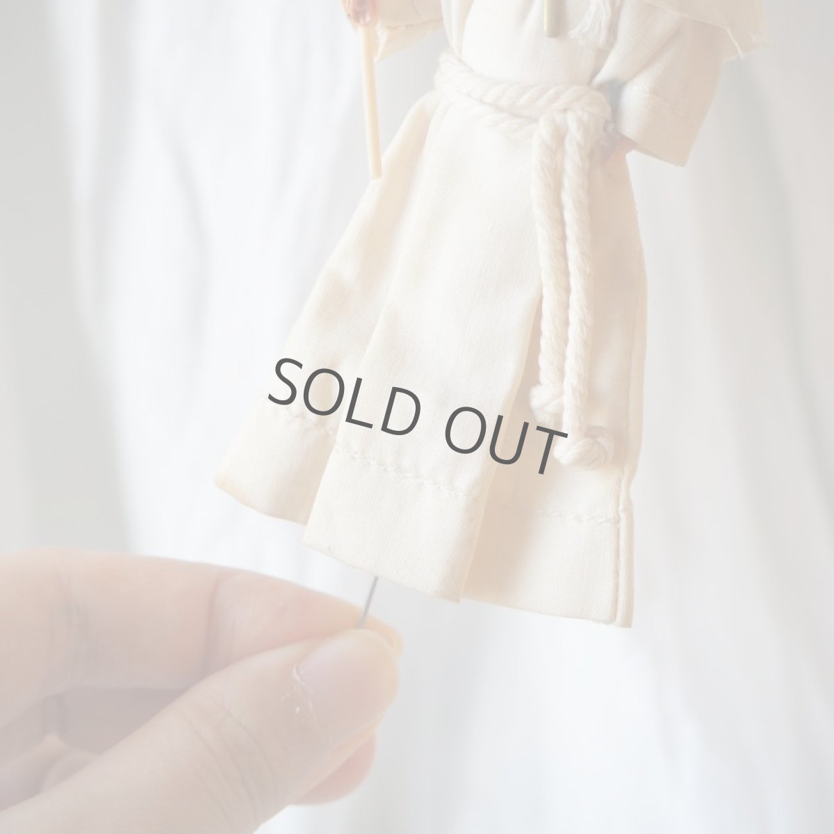 画像6: 十字架を付けたプラスチックと布製の小さな聖職者/ドール (6)