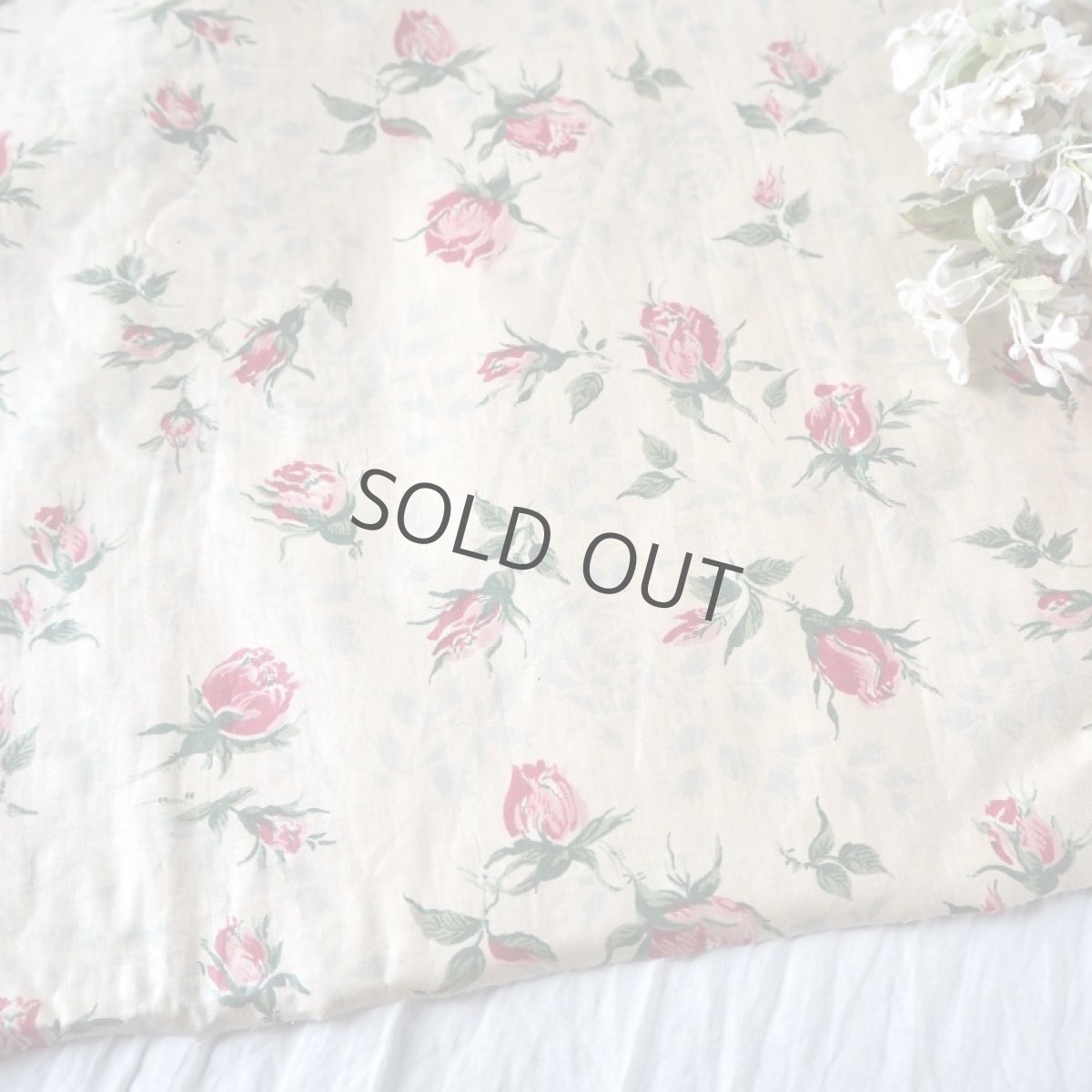 画像2: ベージュ色に赤い薔薇1940年代イギリスのチンツ古布/カーテン生地 (2)