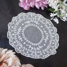 画像1: チュールに刺繍楕円形のドイリー (1)