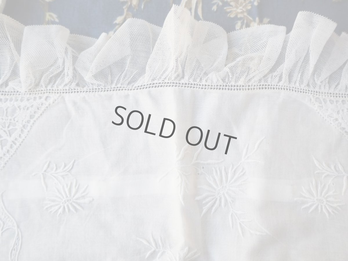 画像3: チュールレースのフリルたっぷりオーガンジー刺繍のベビークッションカバー (3)