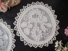 画像2: 手仕事リネンに刺繍とクロシェ編みのドイリー (2)