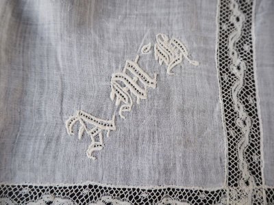 画像2: 極薄シルクに刺繍のモノグラムハンカチ