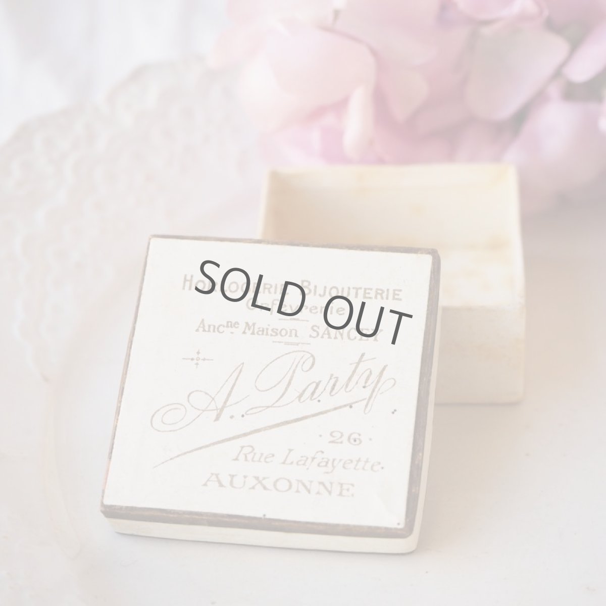 画像2: 古い時計屋さんの白い宝石箱/ロゴ文字入り紙箱 (2)