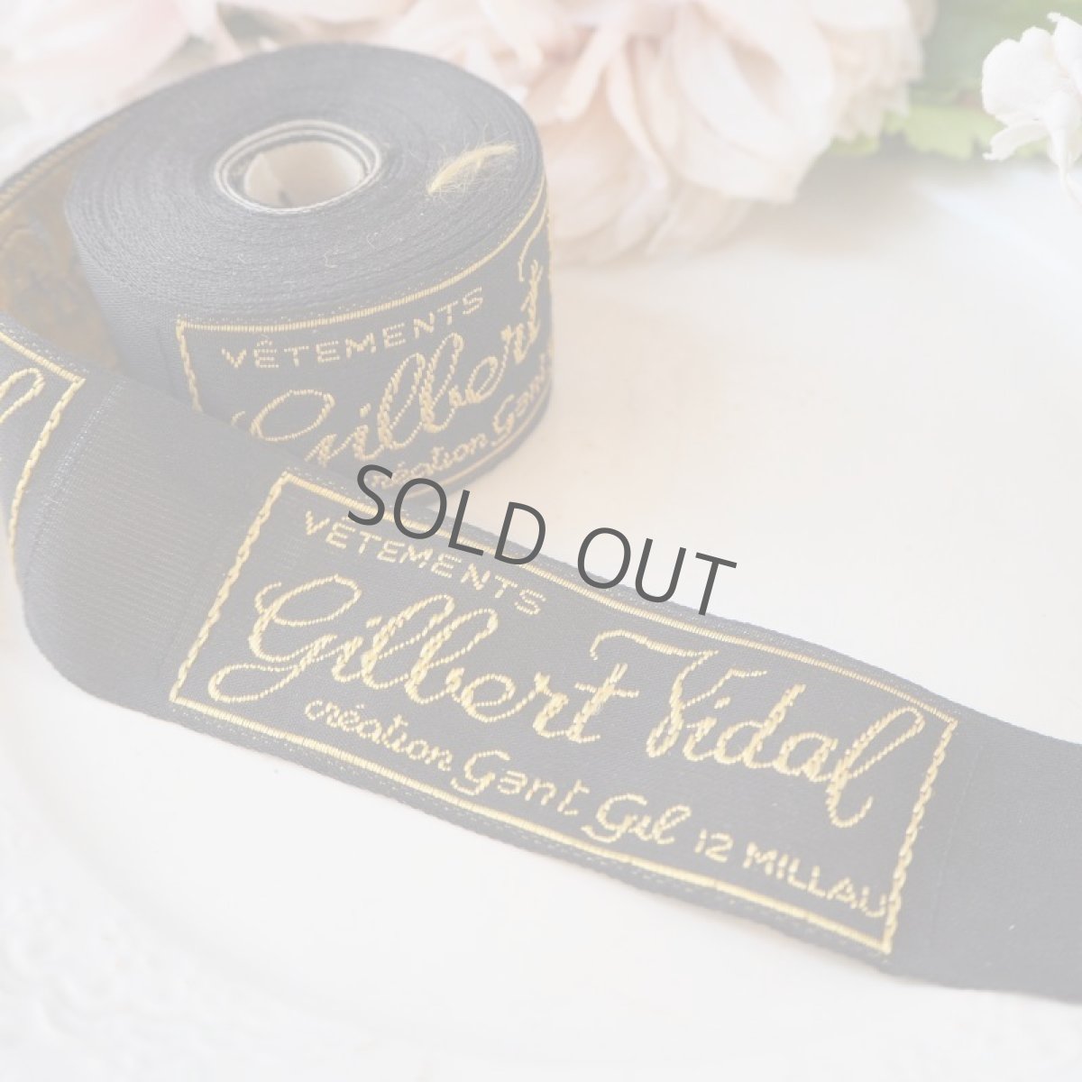 画像2: 古い洋服屋さんの布タグ大きめ/黒×金文字(カット販売) (2)