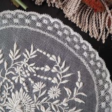画像2: チュールに繊細な花の刺繍の手仕事ドイリーレース (2)