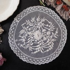 画像1: チュールに繊細な花の刺繍の手仕事ドイリーレース (1)