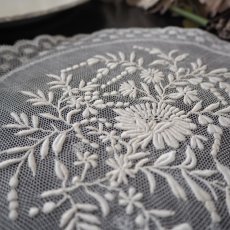 画像8: チュールに繊細な花の刺繍の手仕事ドイリーレース (8)