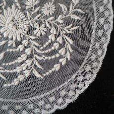 画像3: チュールに繊細な花の刺繍の手仕事ドイリーレース (3)