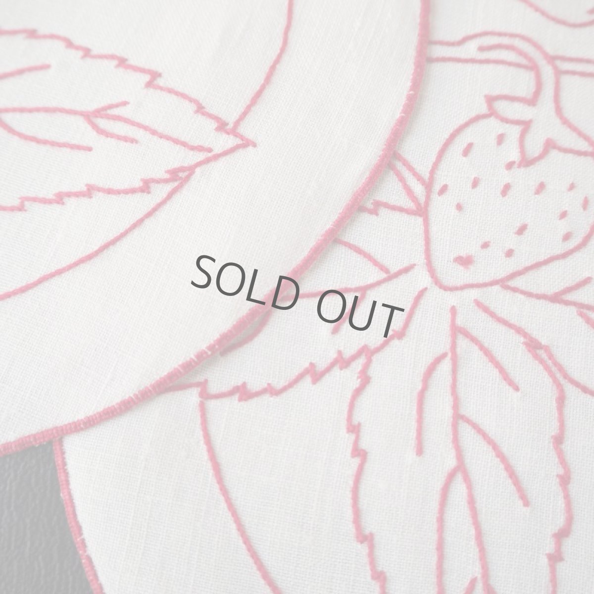 画像4: 苺模様赤い刺繍の手仕事ドイリー (4)