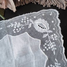 画像2: 小花と薔薇の刺繍チュールレースドイリー (2)