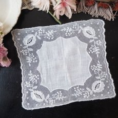 画像1: 小花と薔薇の刺繍チュールレースドイリー (1)