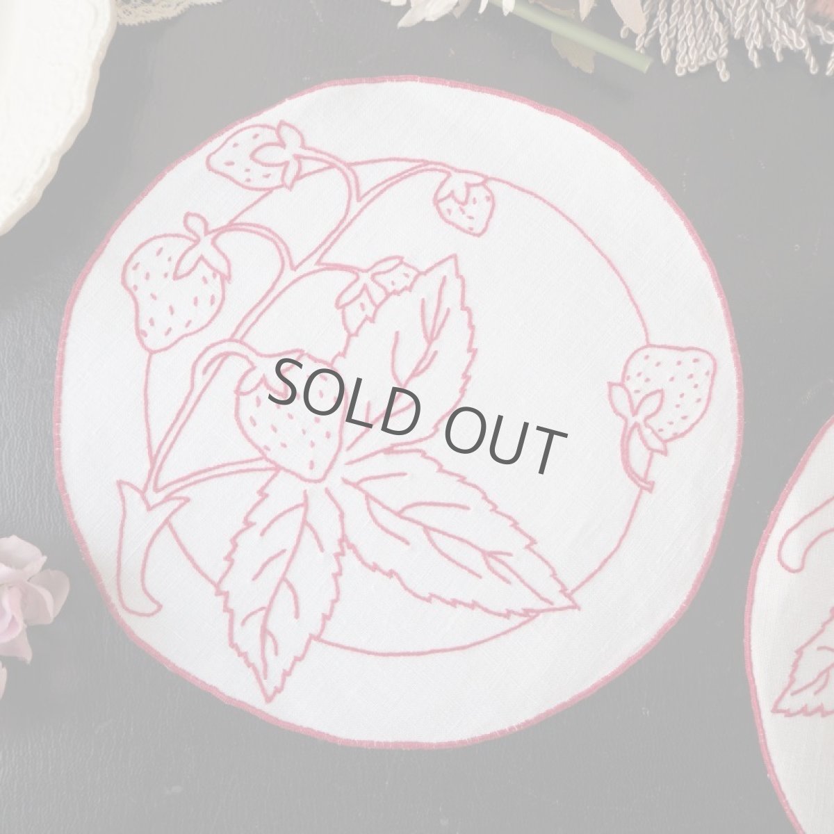 画像2: 苺模様赤い刺繍の手仕事ドイリー (2)