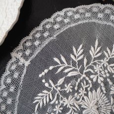 画像5: チュールに繊細な花の刺繍の手仕事ドイリーレース (5)