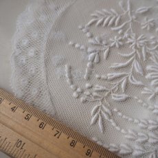 画像10: チュールに繊細な花の刺繍の手仕事ドイリーレース (10)