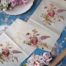 画像1: 1800年代後期のシルク生地に繊細な花の刺繍/幅広リボン（カット販売） (1)
