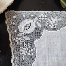 画像5: 小花と薔薇の刺繍チュールレースドイリー (5)