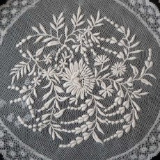 画像6: チュールに繊細な花の刺繍の手仕事ドイリーレース (6)